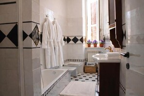 Bathtub, hair dryer, bidet, towels