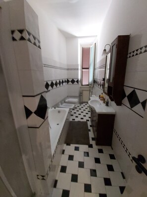 أحواض استحمام، مجففات شعر، مراحيض شطف، مناشف