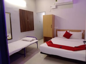 Premium bedding, individually furnished, desk, rollaway beds