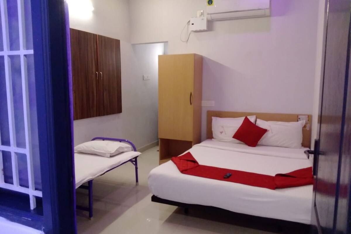 Premium bedding, individually furnished, desk, rollaway beds