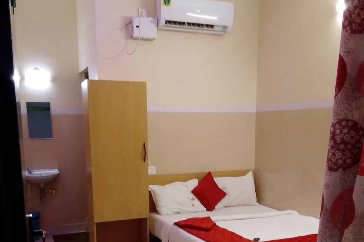 Premium bedding, individually furnished, desk, rollaway beds