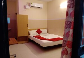 Premium bedding, individually furnished, desk, rollaway beds