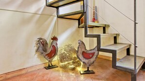 Eine Treppe mit Metallgeländer und einem kleinen Tisch mit einer Kerze.