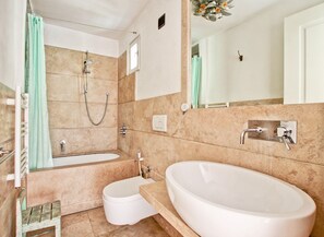 Ensemble baignoire-douche, serviettes fournies, savon