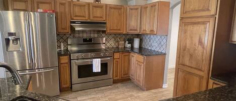 Een magnetron, een vaatwasser, een koffiezetapparaat/waterkoker