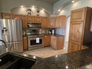 Mikrowelle, Geschirrspüler, Wasserkocher mit Kaffee-/Teezubehör