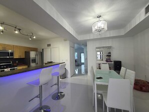 Dining - Boutique Style Home 3 Bedrooms Mini-Golf, BBQ, Hot Tub, EV-Charger Games Casino (Homestead)