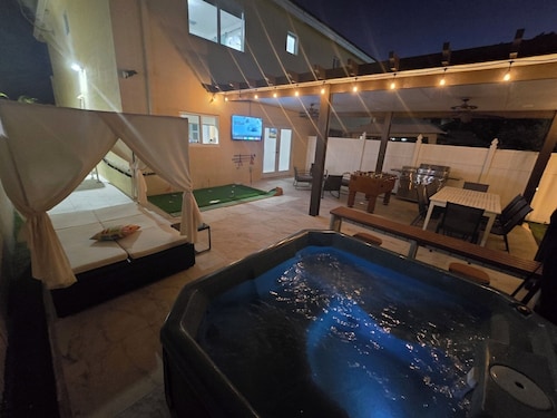 Boutique Style Home 3 Bedrooms Mini-Golf, BBQ, Hot Tub, EV-Charger Games Casino