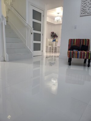 Interior - Boutique Style Home 3 Bedrooms Mini-Golf, BBQ, Hot Tub, EV-Charger Games Casino (Homestead)