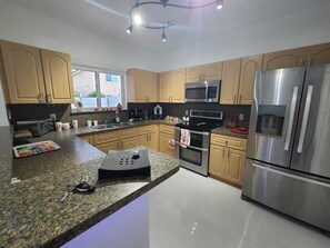Fridge, microwave, oven, stovetop - Boutique Style Home 3 Bedrooms Mini-Golf, BBQ, Hot Tub, EV-Charger Games Casino (Homestead)