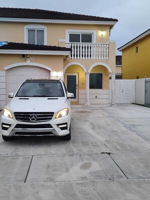Property grounds - Boutique Style Home 3 Bedrooms Mini-Golf, BBQ, Hot Tub, EV-Charger Games Casino (Homestead)
