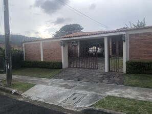 Property grounds - Furnished apartment, in a residential neighborhood east of San Jose (Curridabat)