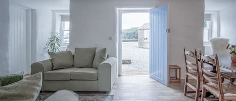 Cottage (2 Bedrooms) | Coin séjour | TV connectée de 32 pouces avec chaînes par câble, télévision