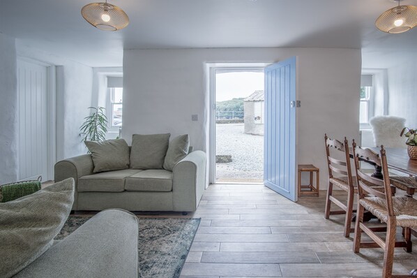 Cottage (2 Bedrooms) | Coin séjour | TV connectée de 32 pouces avec chaînes par câble, télévision