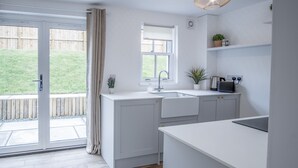 Eine moderne Küche mit großem Fenster, Spüle und Arbeitsplatte.