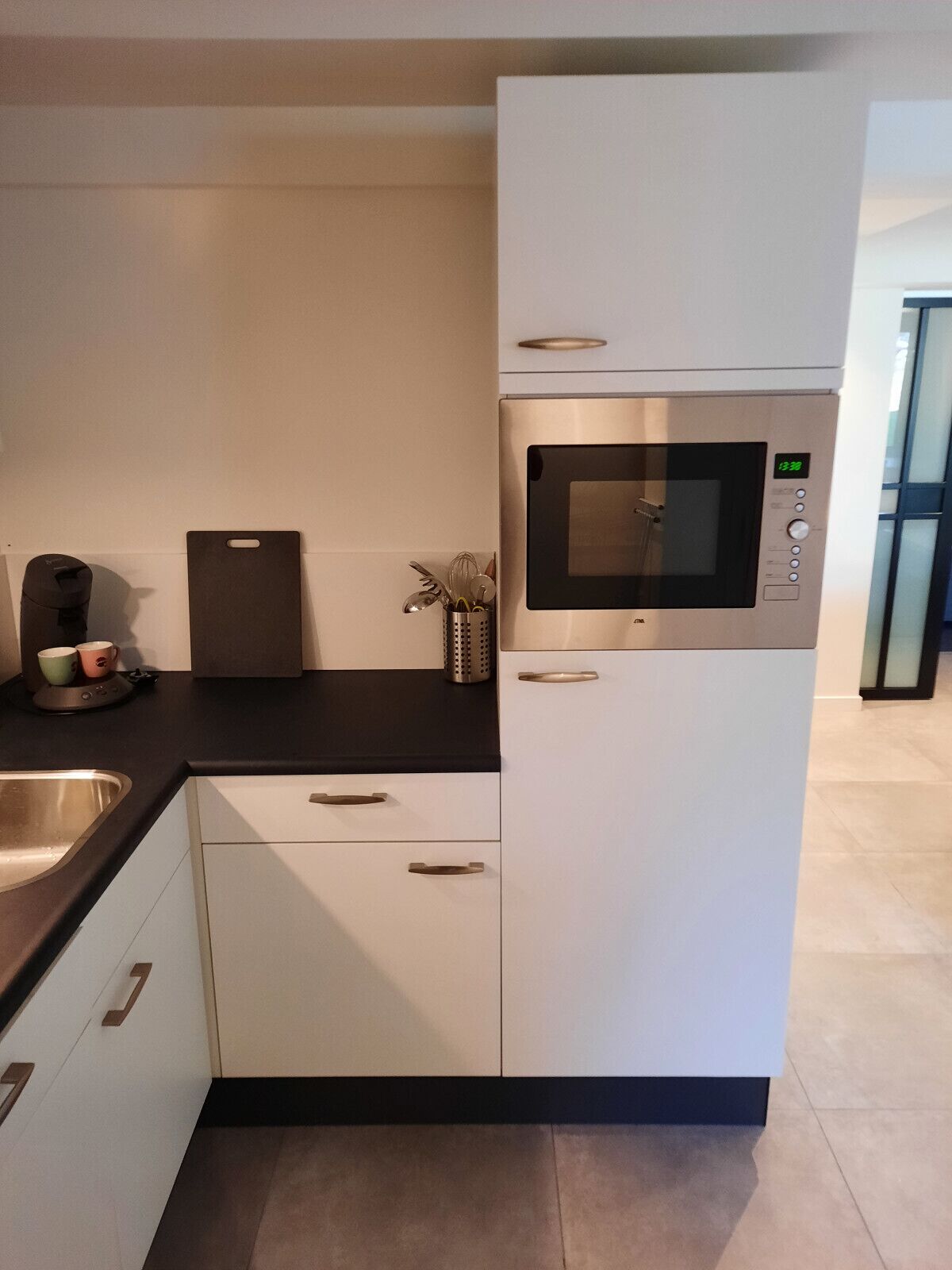 Een koelkast, een magnetron, een oven, een vaatwasser