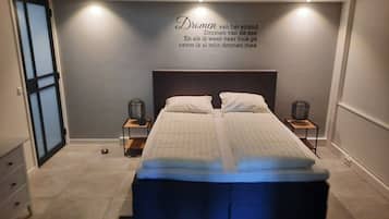 1 slaapkamer, een strijkplank/strijkijzer, gratis wifi, beddengoed