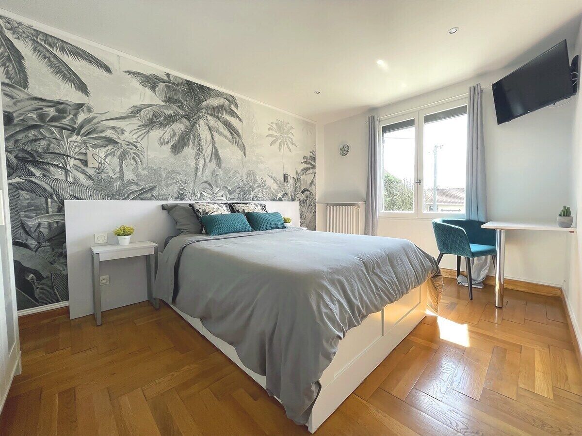 3 bedrooms, desk, iron/ironing board, Internet