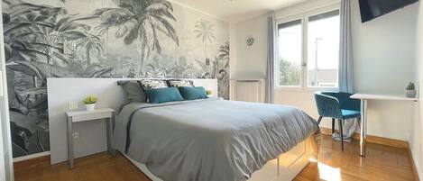 3 bedrooms, desk, iron/ironing board, Internet