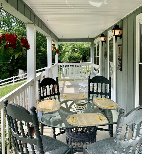Gingerbread: Hot Tub + Access to Farm Amenities Petting Zoo