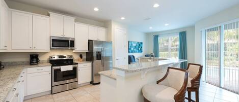 Réfrigérateur, four à micro-ondes, un four, surface de cuisson