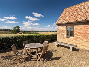 Outdoor dining - 2 bedroom accommodation in Clopton, near Kettering (Clopton, near Kettering)