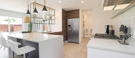 Réfrigérateur, micro-ondes, four, plaque de cuisson