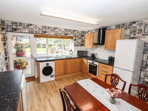 8 Heatons Bridge Road