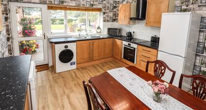 8 Heatons Bridge Road