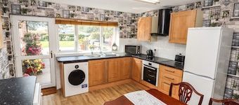 8 Heatons Bridge Road