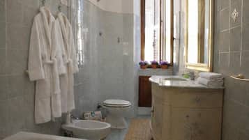 Een bad/douchecombinatie, een haardroger, een bidet, handdoeken