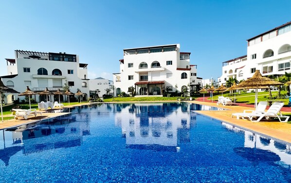 Una piscina al aire libre