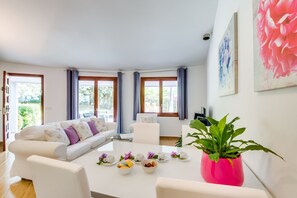 TV - House with pool garden Casa Pequeña in Mallorca (Crestatx)