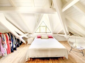 2 bedrooms, desk, iron/ironing board, travel crib