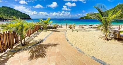 Acacia Secret, 3 min walk from Anse Marcel beach, on the Marina