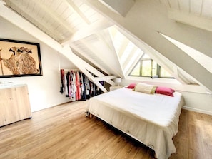 2 soveværelser, skrivebord, strygejern/strygebræt, weekendseng