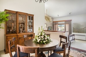 Superior Villa, 4 Bedrooms, Garden View | Dining room