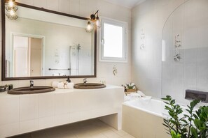 Villa Superior, 4 camere da letto, vista giardino | Bagno | Set di cortesia gratuito, asciugamani, carta igienica