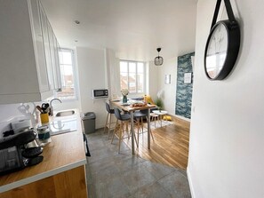 Fridge, microwave, oven, coffee/tea maker
