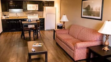 Suite | Living area | 42-inch LCD TV with cable channels, TV