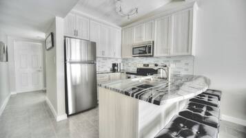 Frigorifero, microonde, macchina per tè/caffè, tostapane