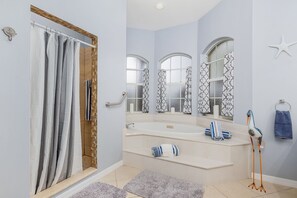 Badewanne, Haartrockner, Handtücher
