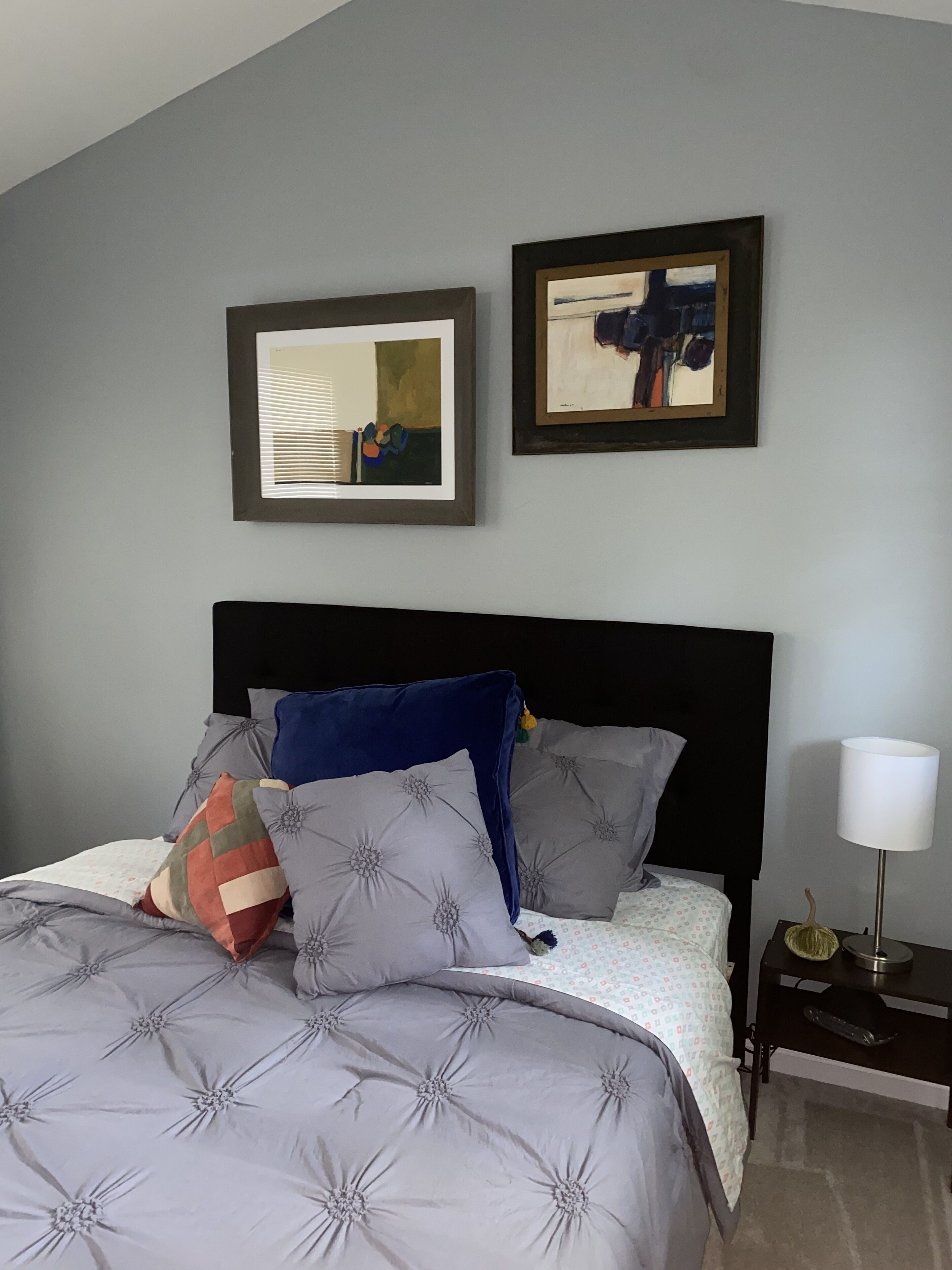 2 habitaciones, escritorio y tabla de planchar con plancha 