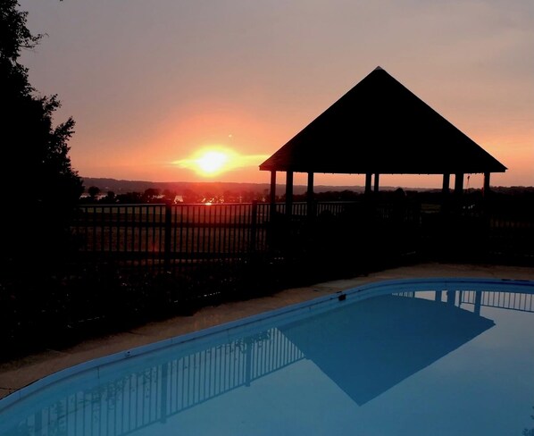 Una piscina al aire libre