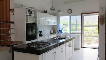 Frigorífic, forn, cafetera i tetera i torradora