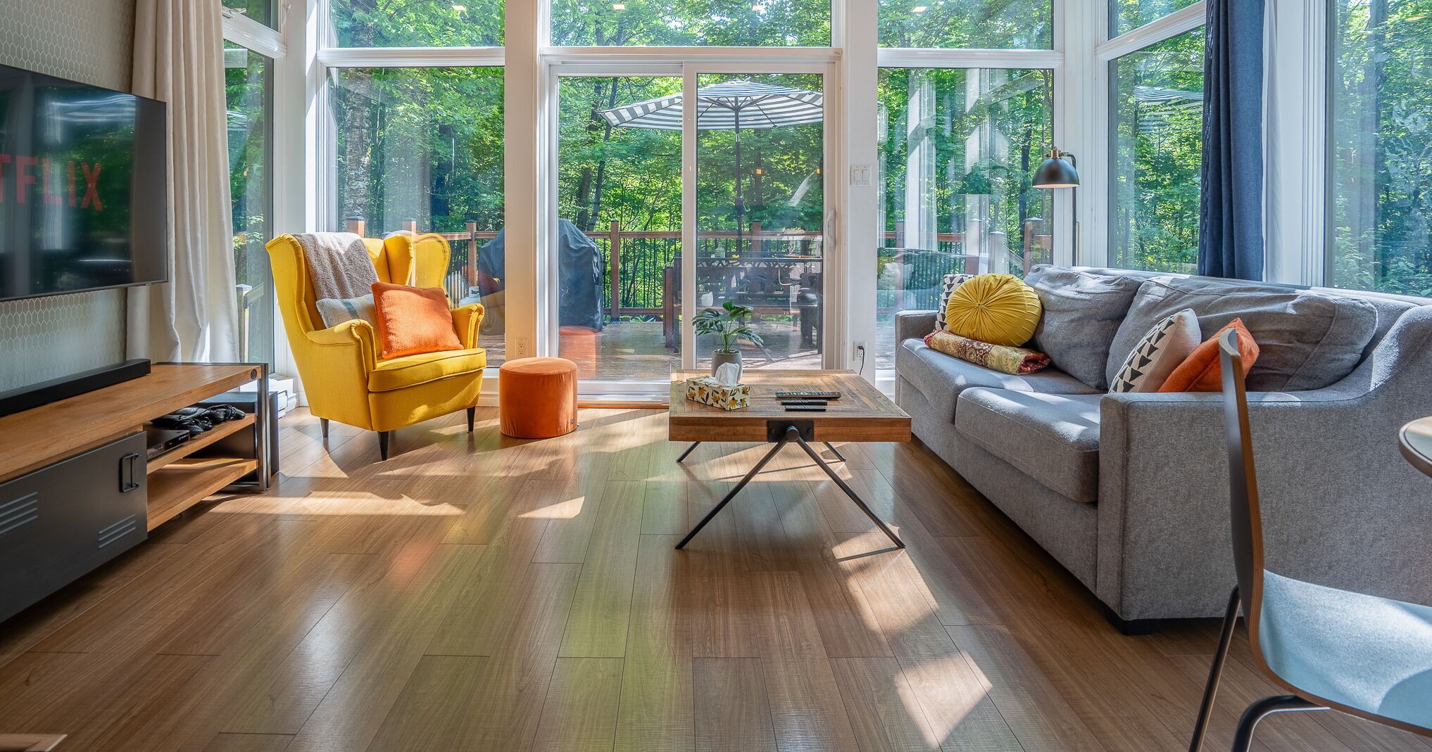 Smart-TV, Kamin, Videospiele, Tischfußball