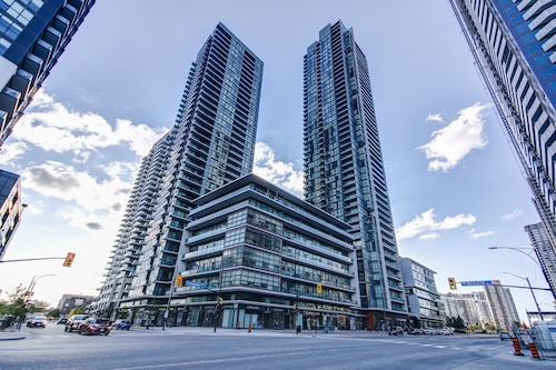 Benetton Suite - Square One - 1 BR + Den +1 Parking