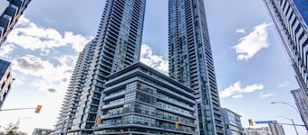 Benetton Suite - Square One - 1 BR + Den +1 Parking