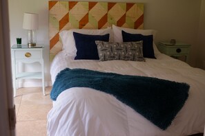 4 chambres, bureau, fer et planche à repasser, lit parapluie