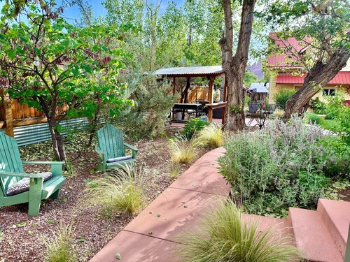 Kenzie's Tiny Cottage- Prvt Hot Tub & Rain shower